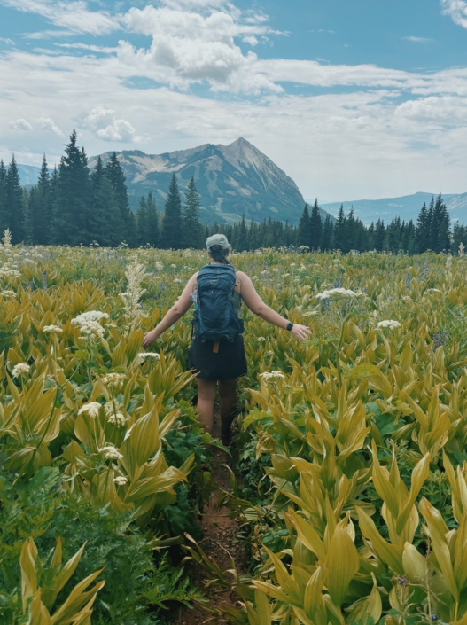 long day hike packing list stratos 24 pack with mt. crested butte in the background. this bag is a day hike packing list essential.