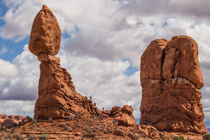 balanced-rock-arches-national-park Balanced Rock in Arches National Park, one of the iconic landmarks featured in an Arches National Park vs Canyonlands comparison